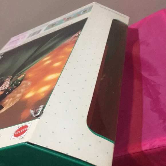 Happy Holidays Barbie: 1991 - Picture 6 of 13